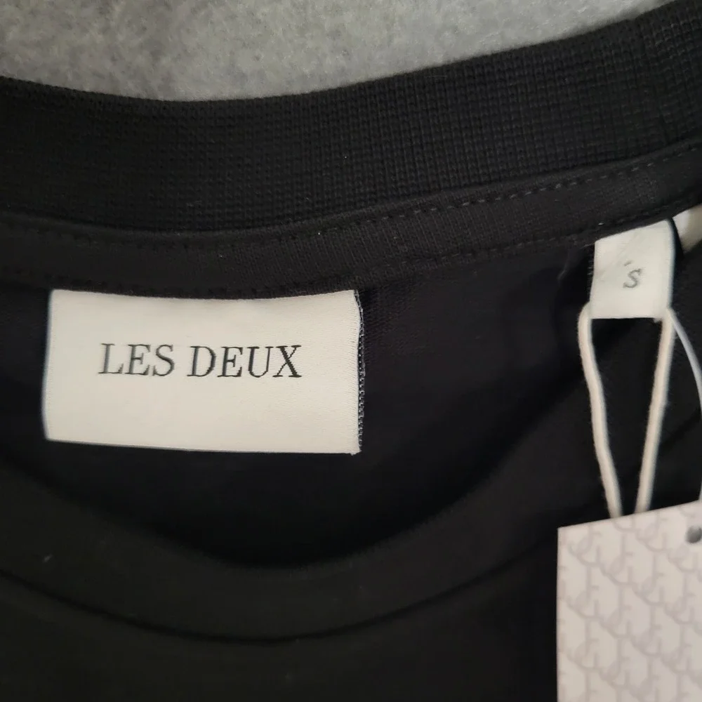 Les‎ Deux Atlas T-Shirt Mens Small Black Legacy Court Graphic Crew Neck NWT
